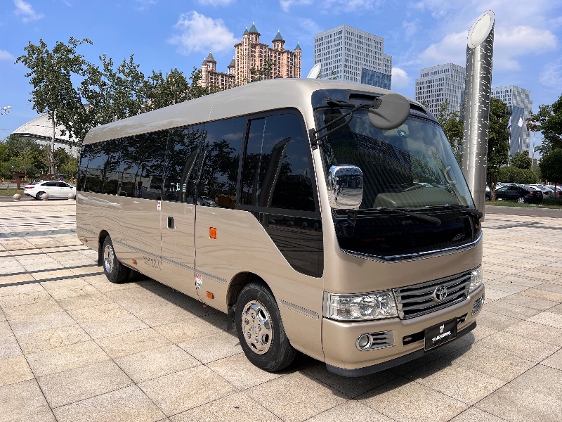枣庄16年丰田考斯特8