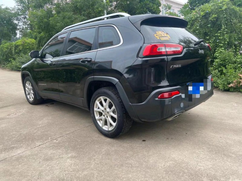 東營16年Jeep自由光4