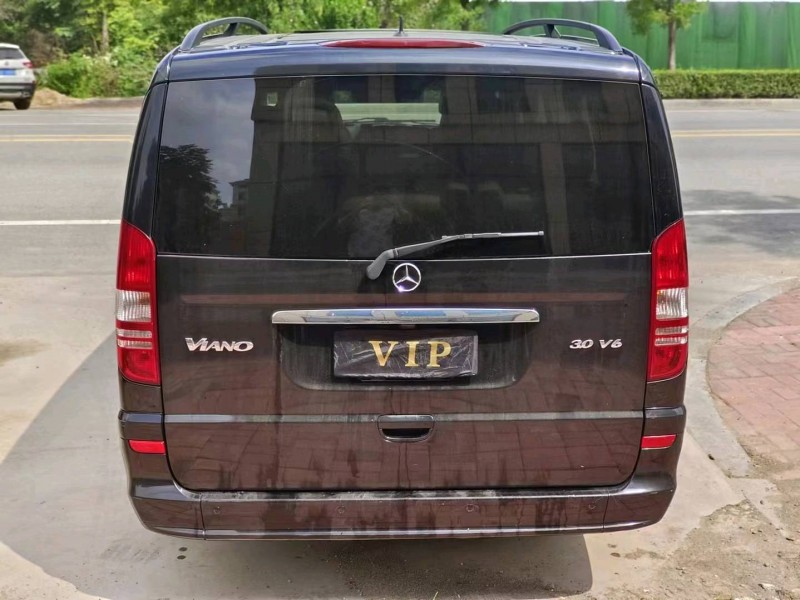 青岛14年奔驰唯雅诺9