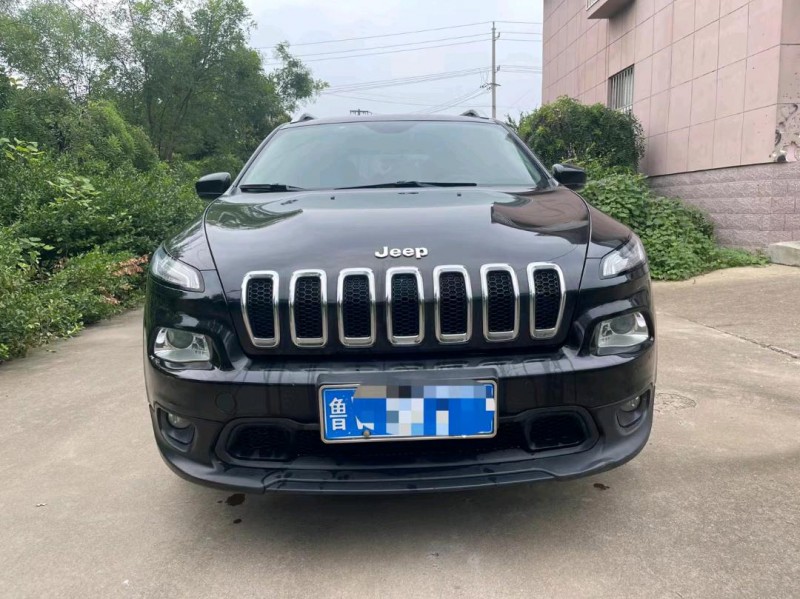 東營16年Jeep自由光1
