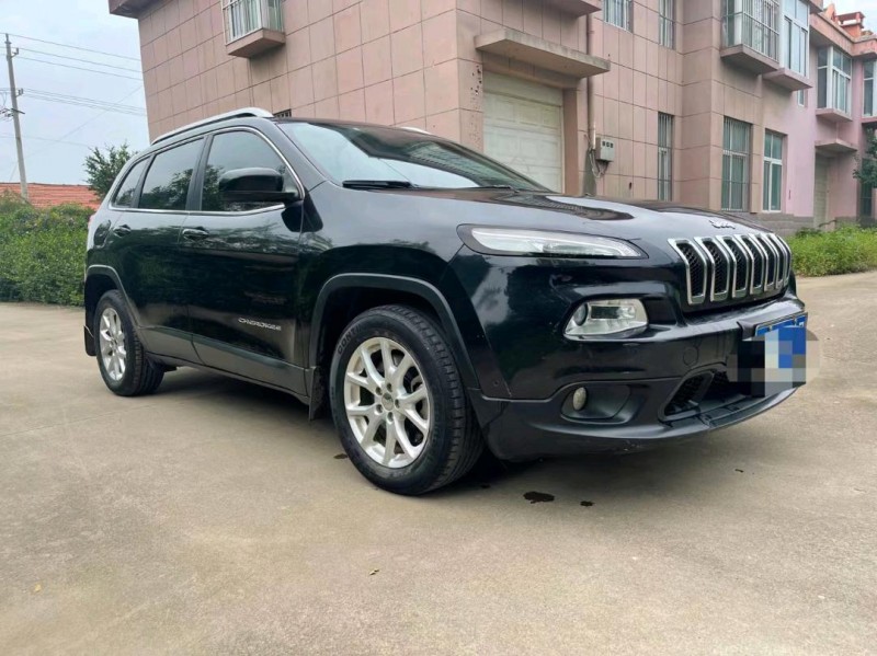 東營16年Jeep自由光3