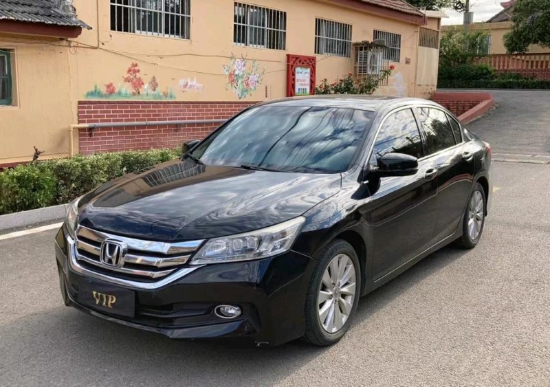 青岛15年本田雅阁4