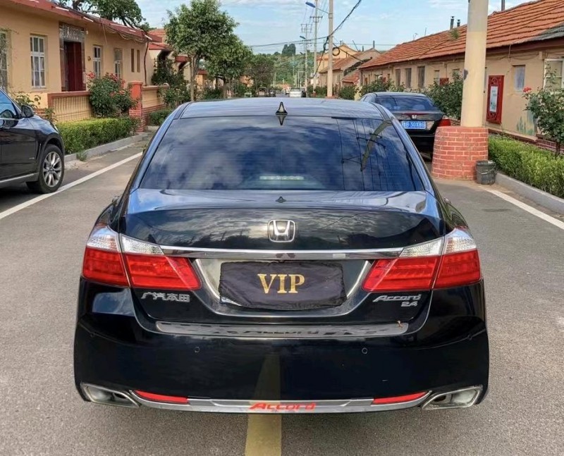 青岛15年本田雅阁1