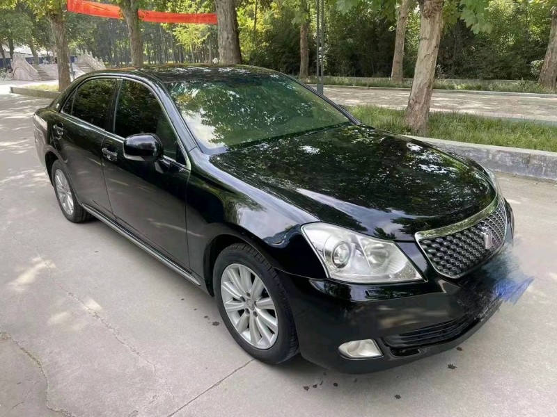 济宁12年丰田皇冠2