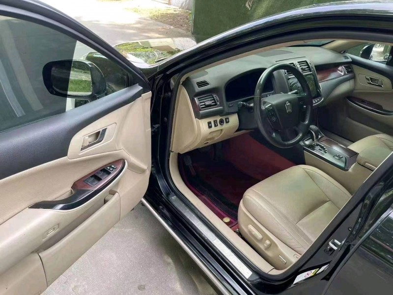 济宁12年丰田皇冠5