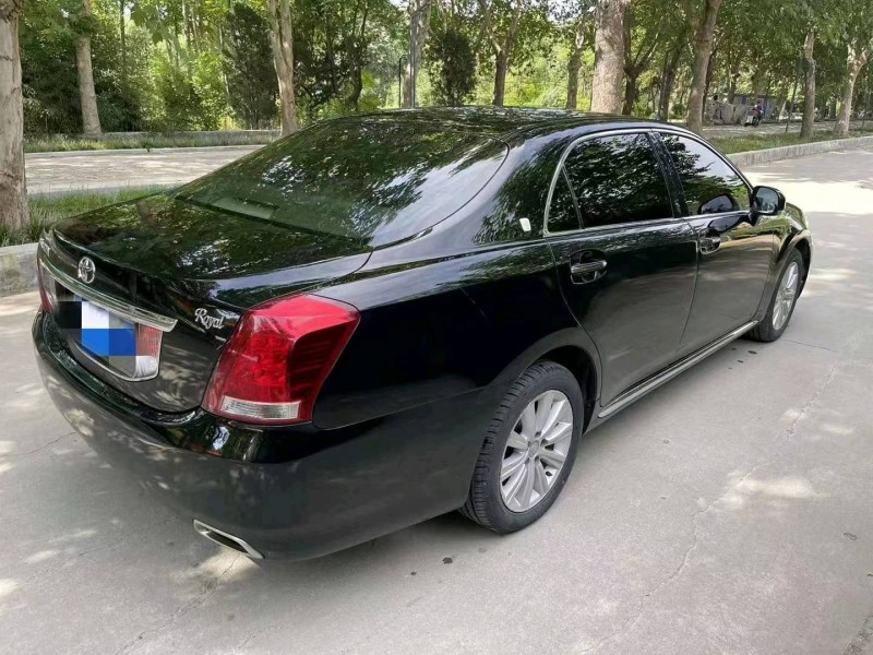 济宁12年丰田皇冠8