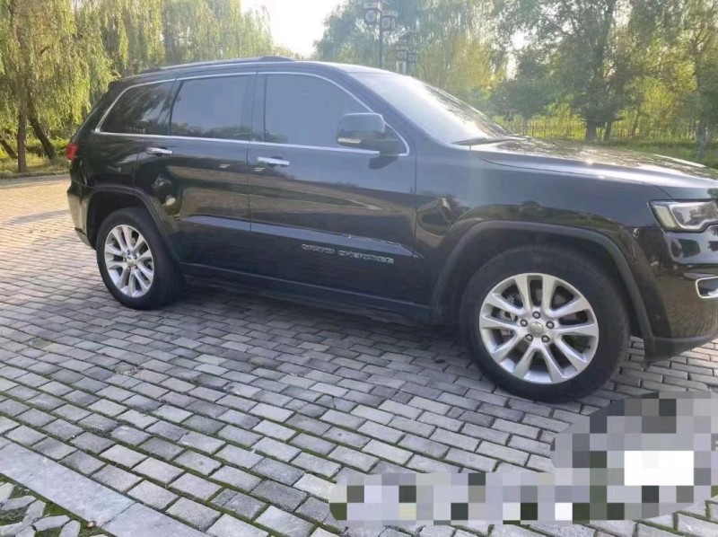 濟寧18年Jeep大切諾基2