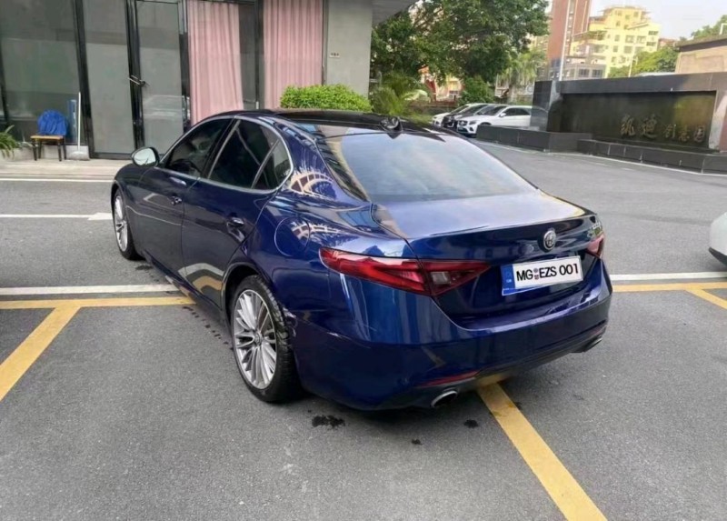 广州17年阿尔法·罗密欧Giulia8