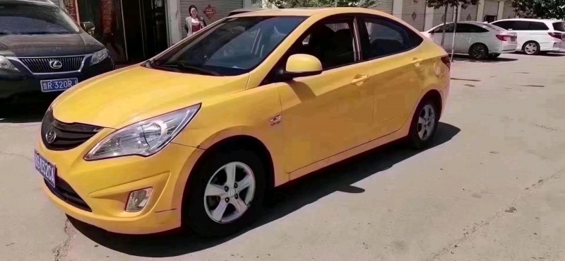 北京12年现代瑞纳8