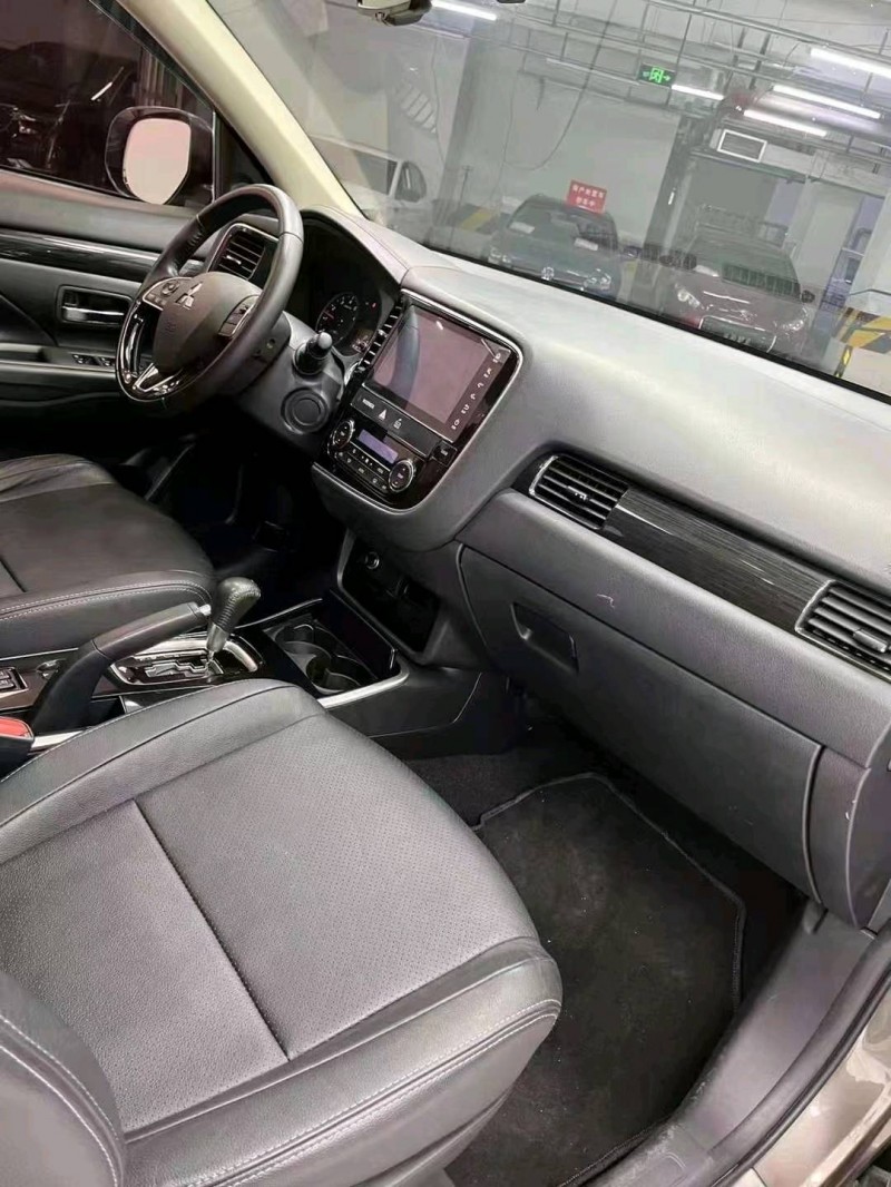 成都17年三菱欧蓝德8