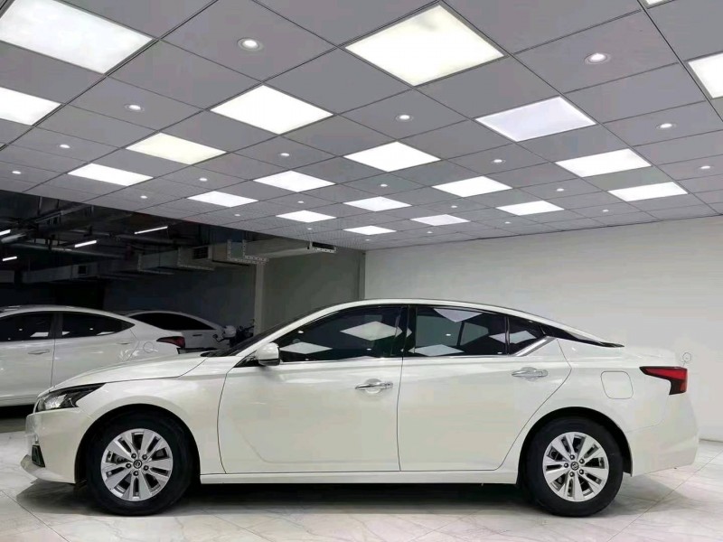 成都20年日产天籁3