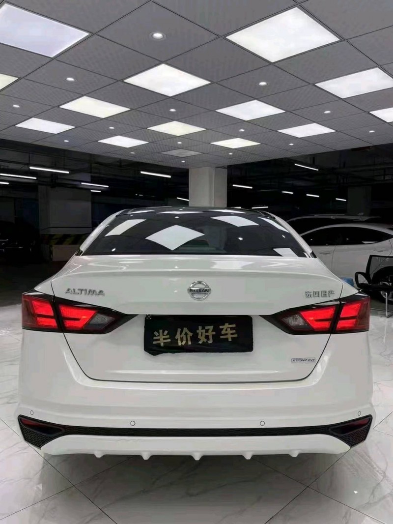 成都20年日产天籁5