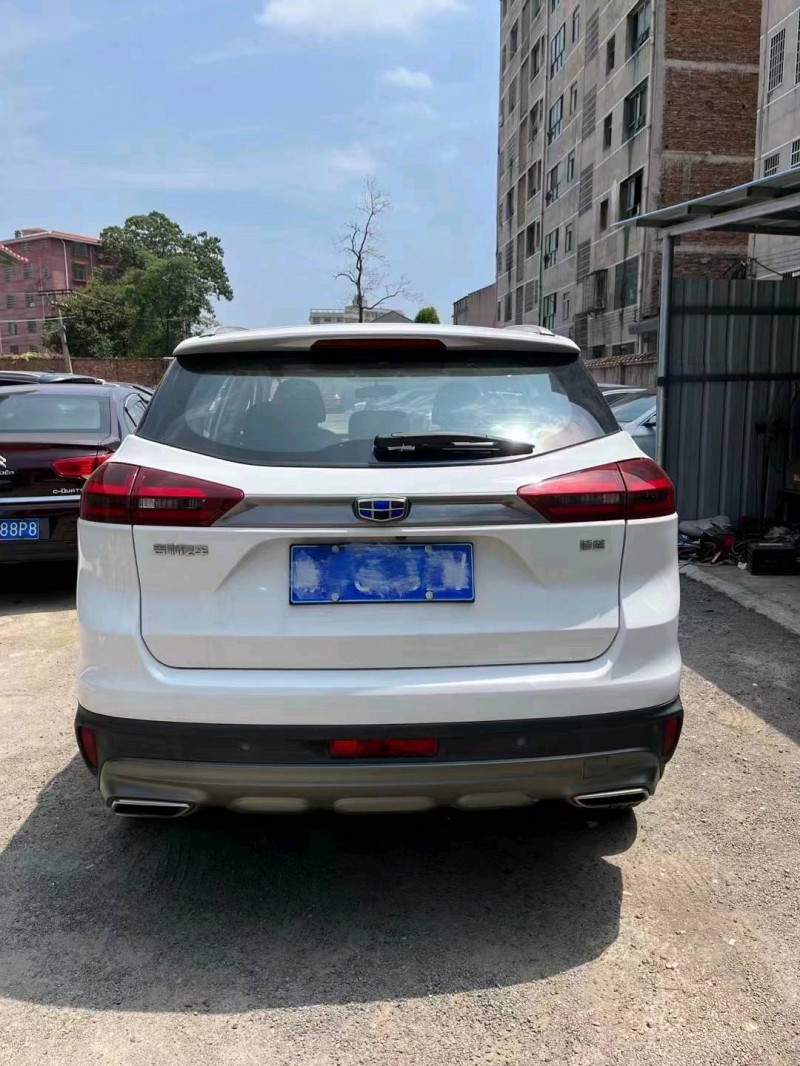 益阳19年吉利博越3
