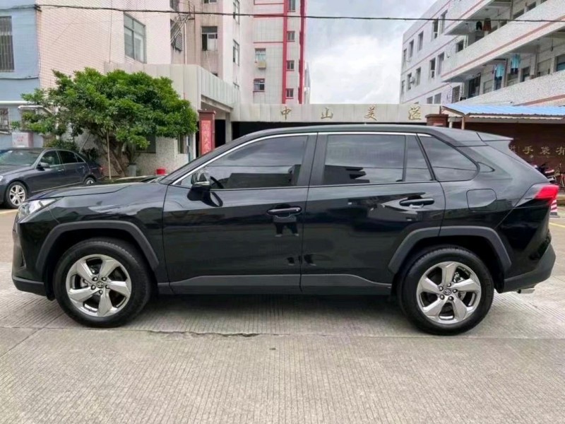 中山22年丰田RAV43