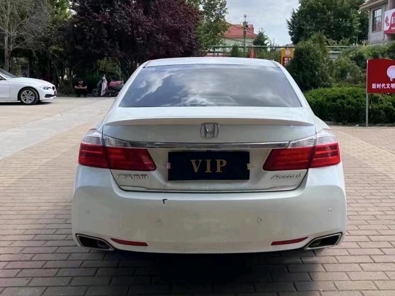 青岛16年本田雅阁1