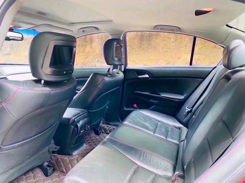 青岛12年本田雅阁5