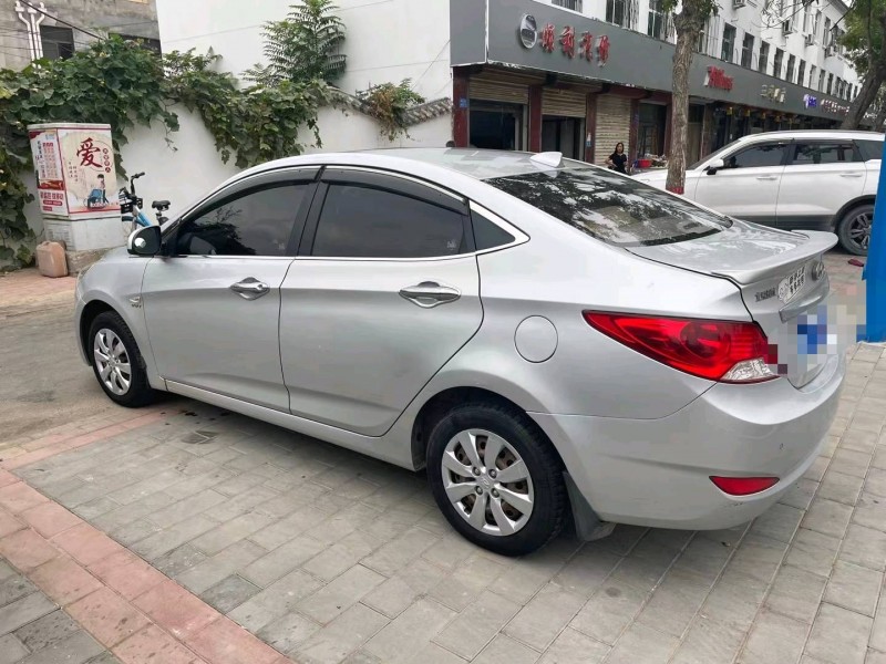 保定10年现代瑞纳4