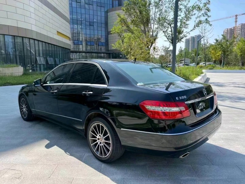 东营10年奔驰E8