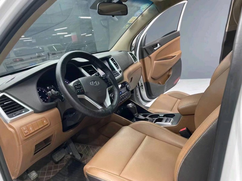 成都16年现代途胜4