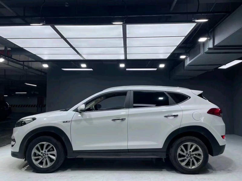 成都16年现代途胜5