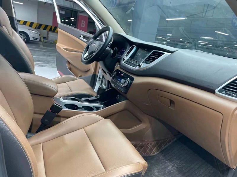 成都16年现代途胜7