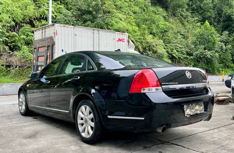 广州13年别克林荫大道7