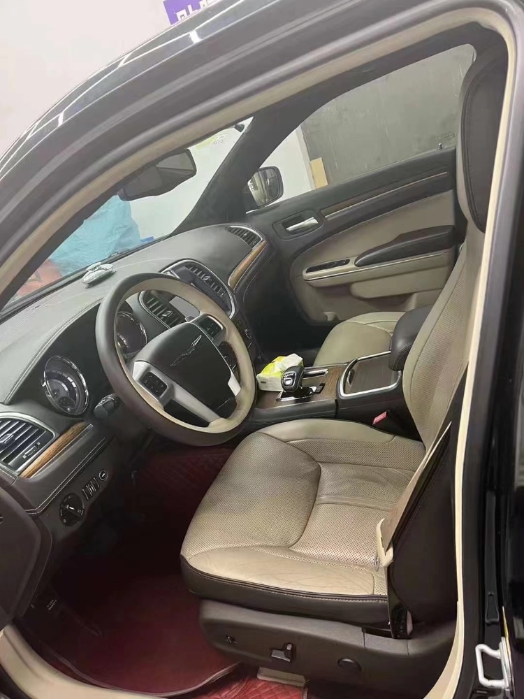 重慶14年克萊斯勒300C6