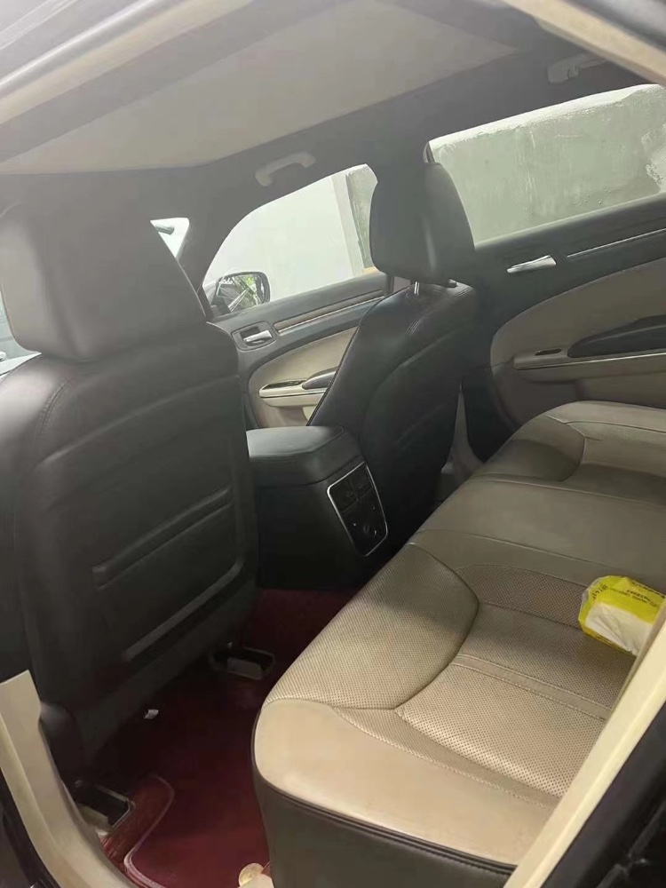 重慶14年克萊斯勒300C5