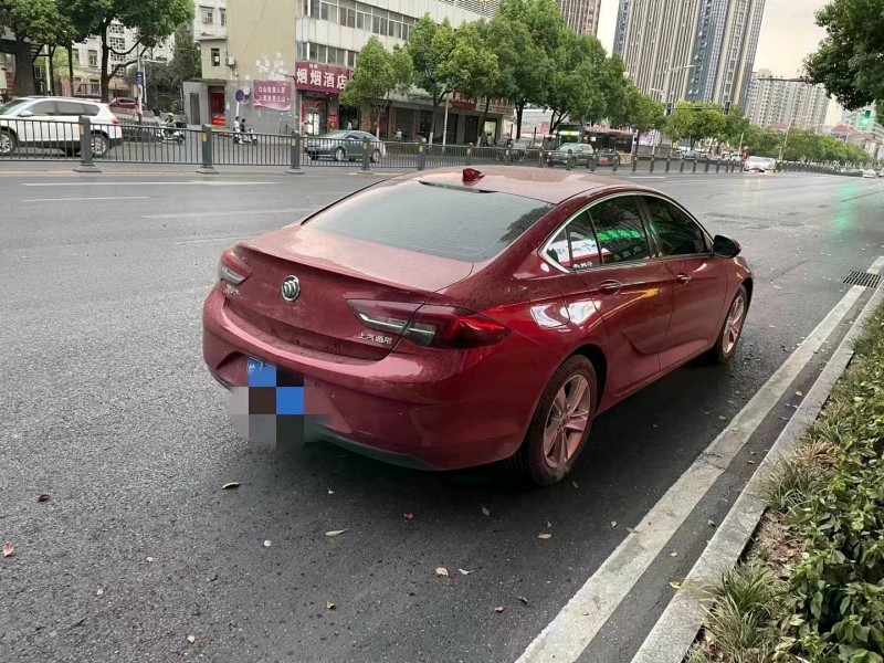 青岛18年别克君威8