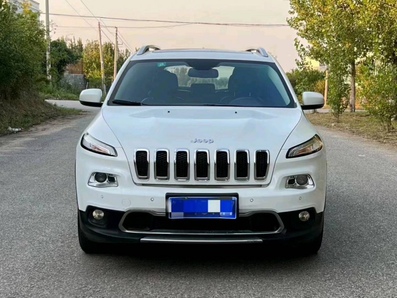 青島17年Jeep自由光1