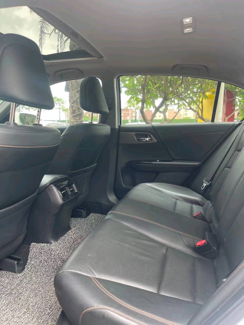 佛山17年本田雅阁1