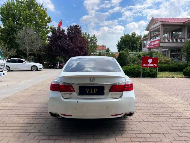 青岛16年本田雅阁1