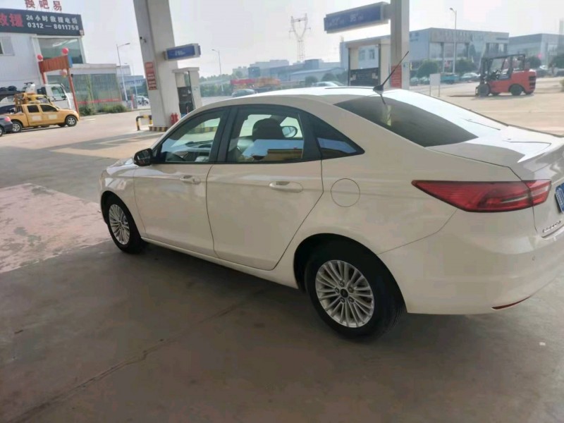 保定17年福特福睿斯1