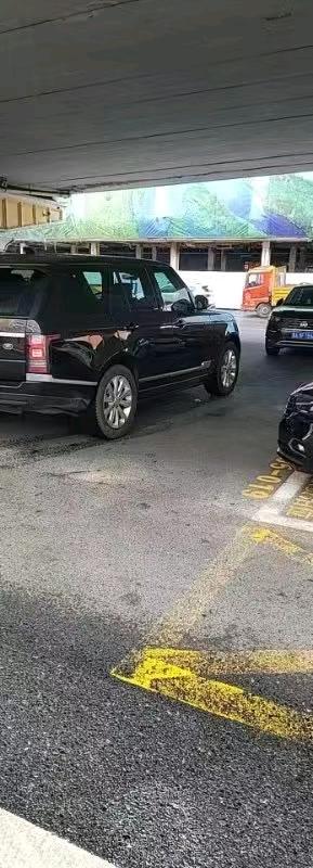 济宁18年路虎揽胜行政4