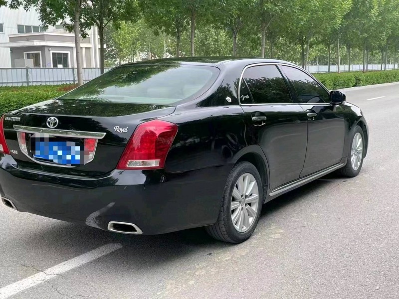 保定10年丰田皇冠4