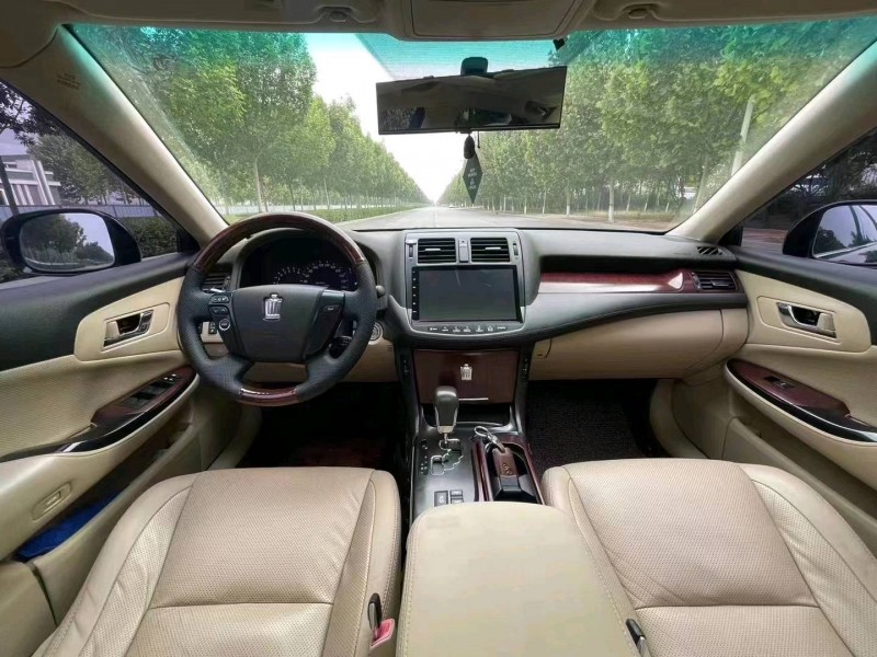 保定10年丰田皇冠8