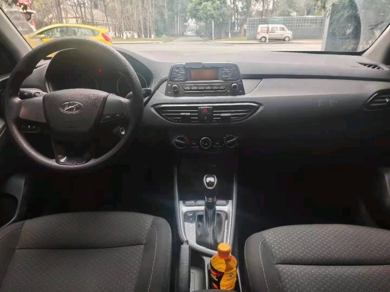 成都20年现代悦动6