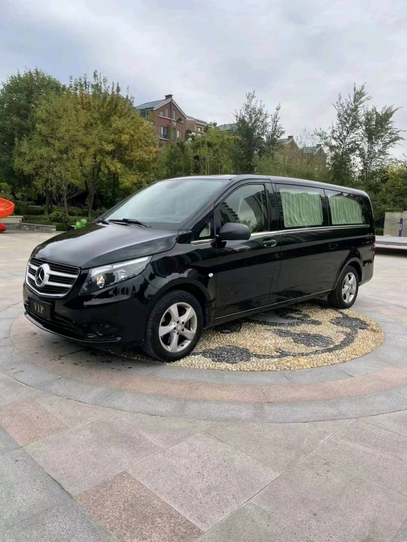 青岛18年奔驰威霆8