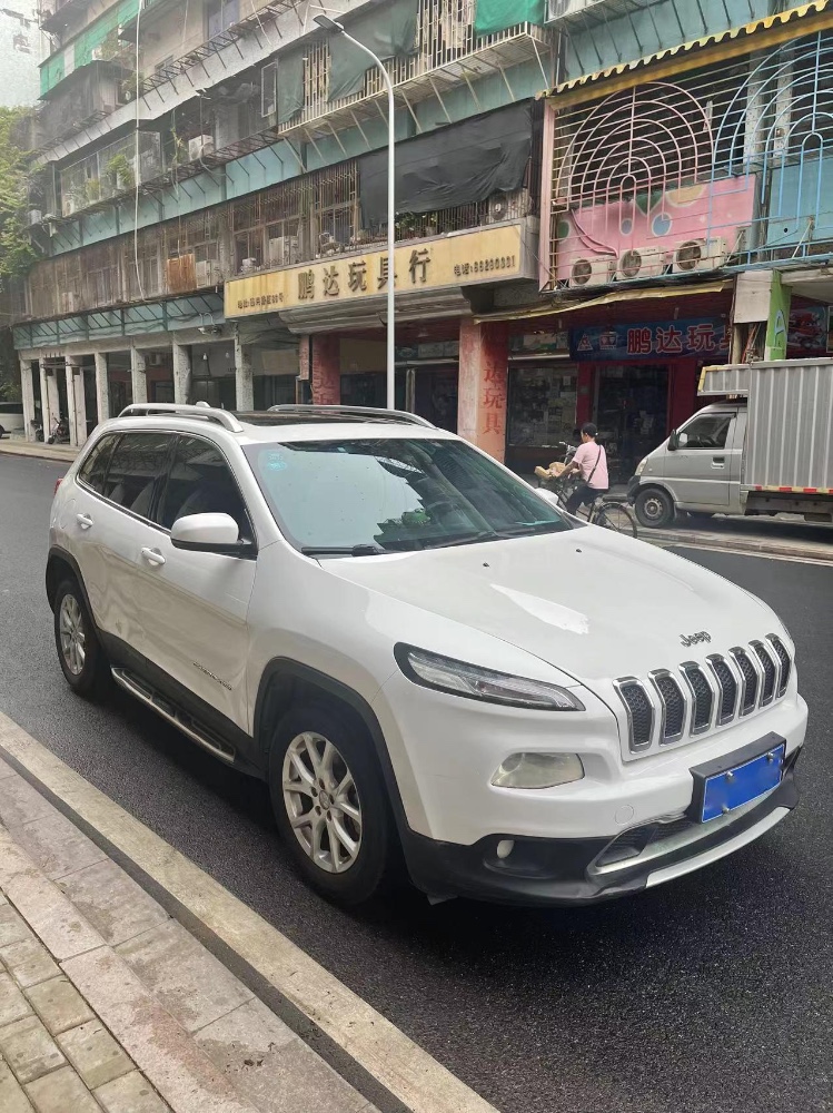 汕頭18年Jeep自由光9