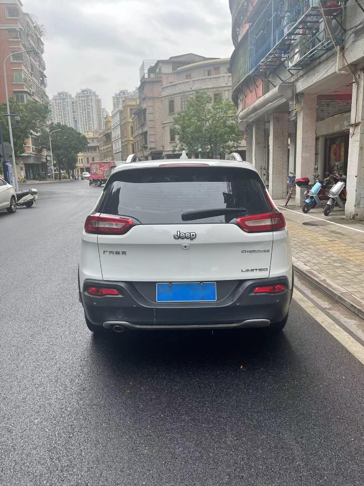 汕頭18年Jeep自由光2