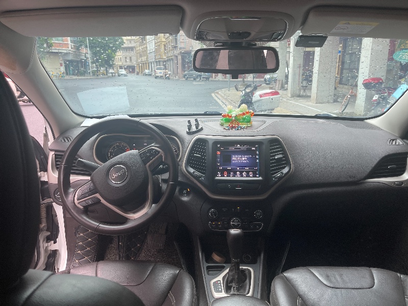 汕頭18年Jeep自由光5
