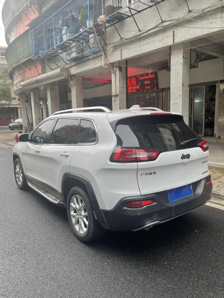 汕頭18年Jeep自由光4