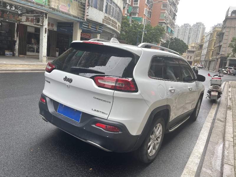 汕頭18年Jeep自由光1