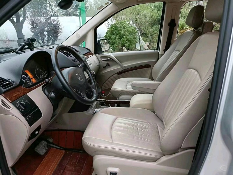 东营11年奔驰唯雅诺6