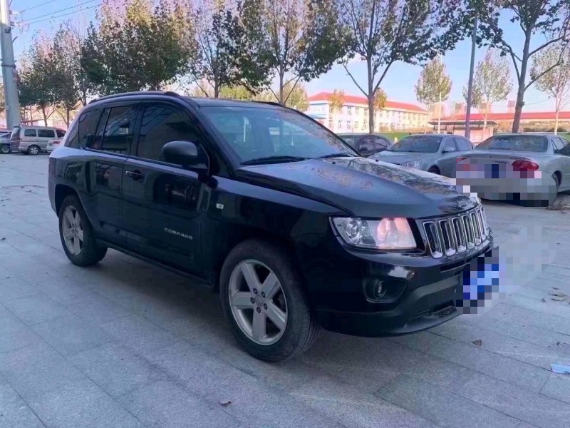青島12年Jeep指南者3