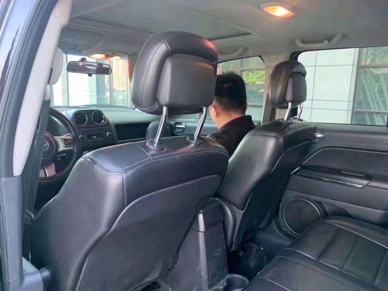 青島12年Jeep指南者5