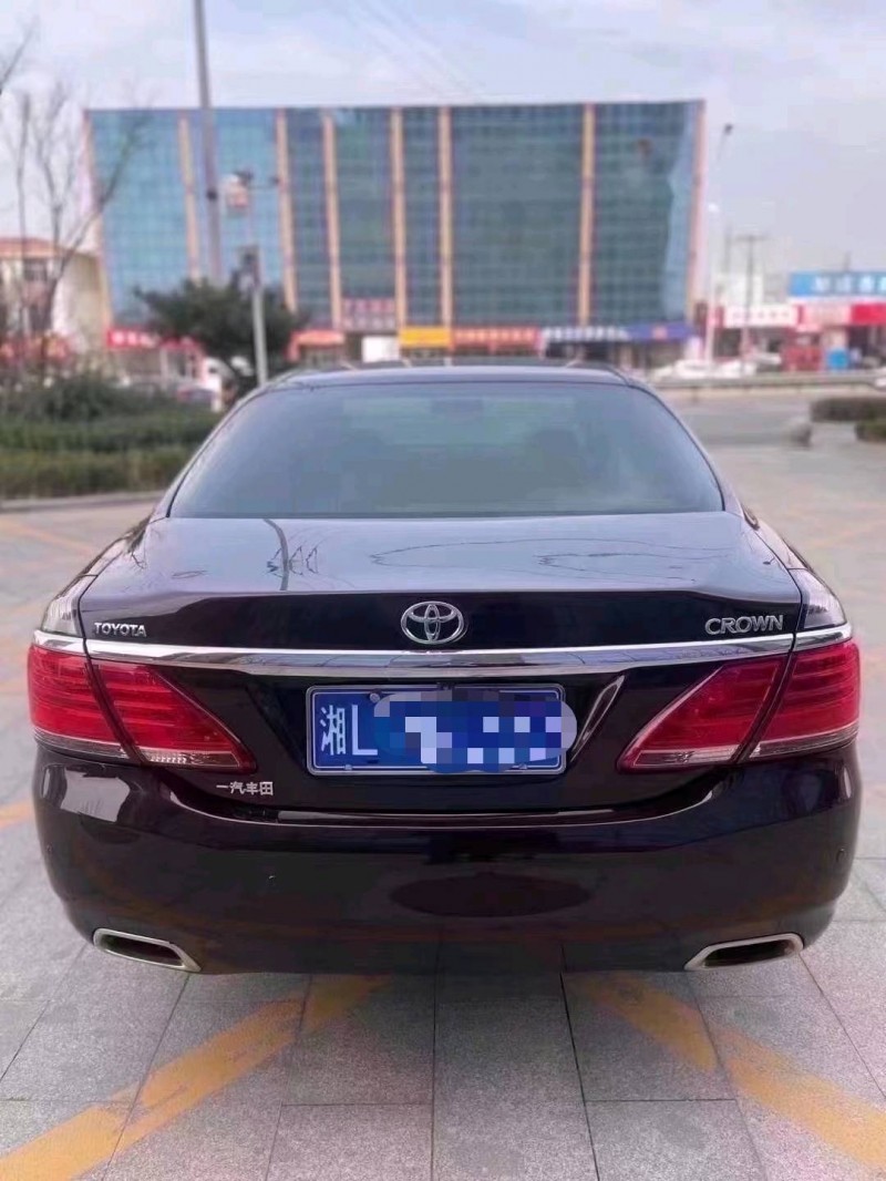 济南13年丰田皇冠8