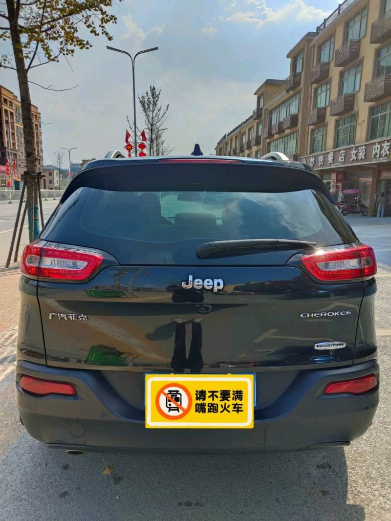 景德鎮17年Jeep自由光1
