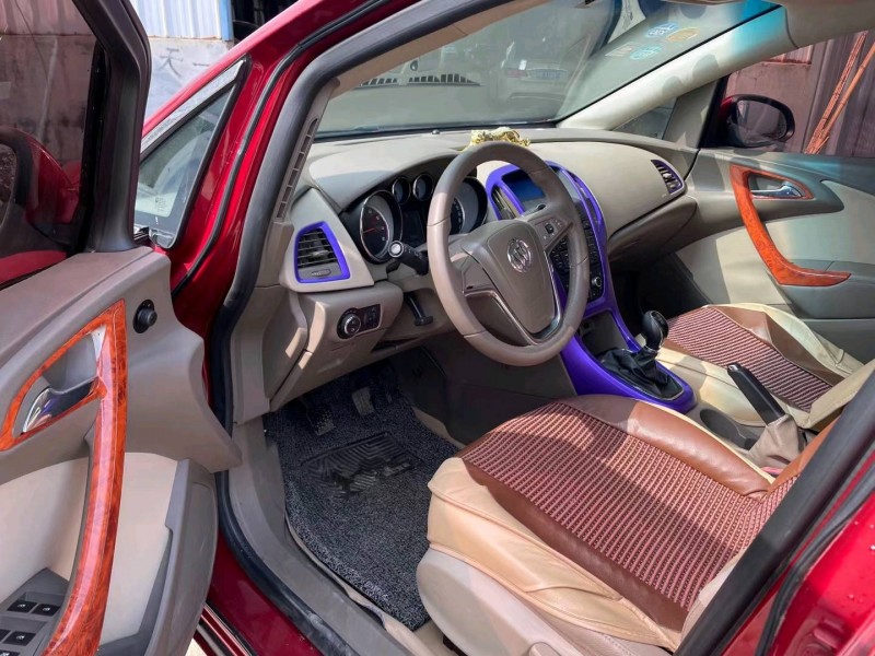 济宁11年别克英朗GT5