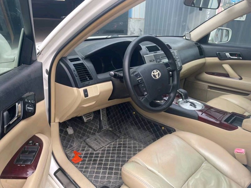 济宁10年丰田锐志6